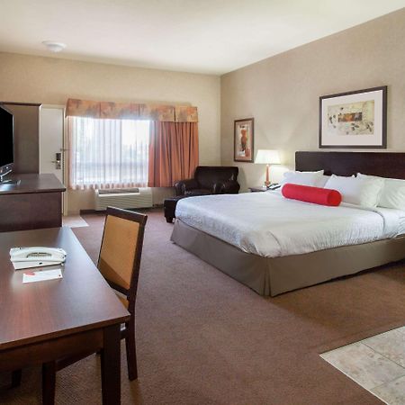 Ramada By Wyndham Camrose Hotel Exterior foto