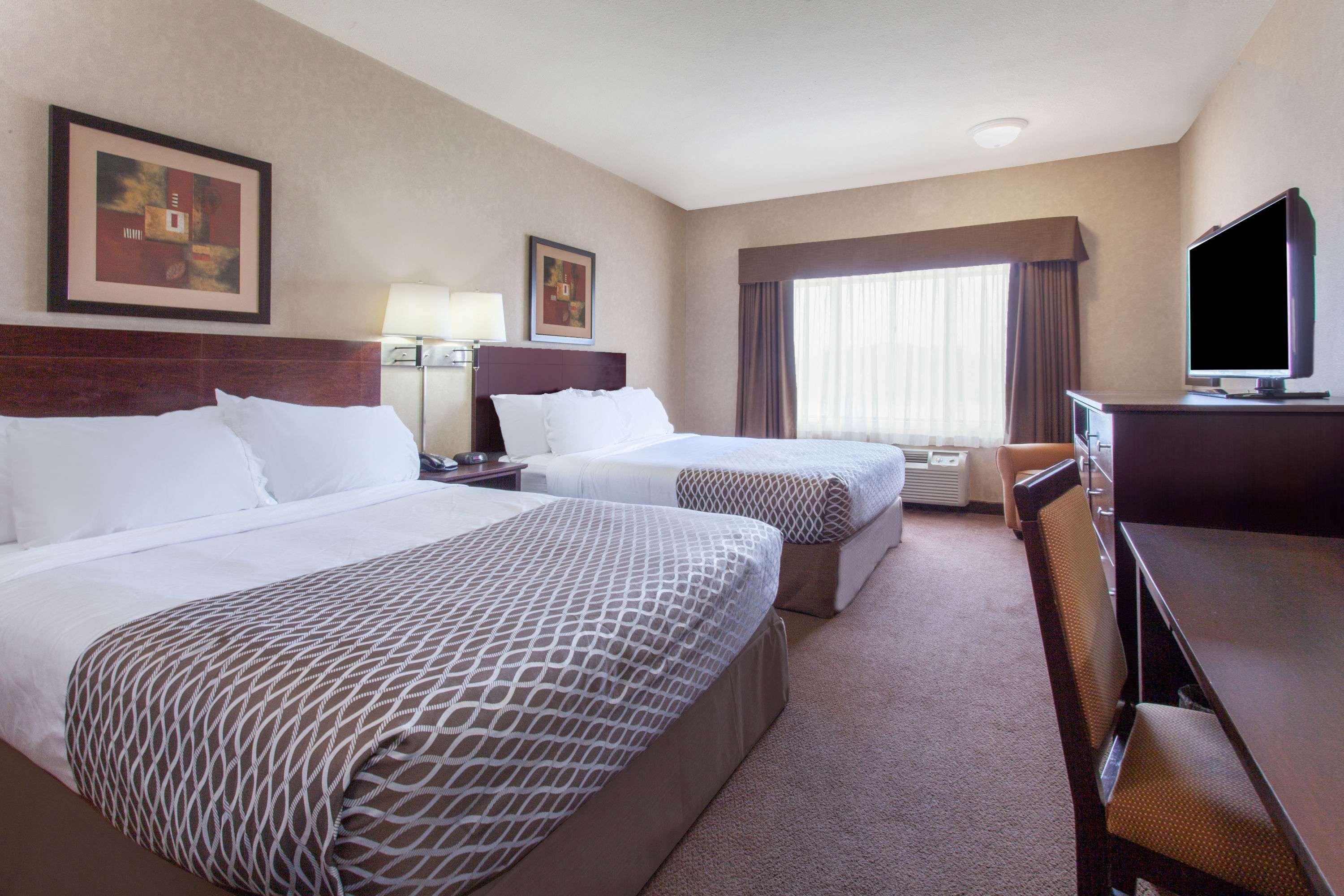 Ramada By Wyndham Camrose Hotel Exterior foto