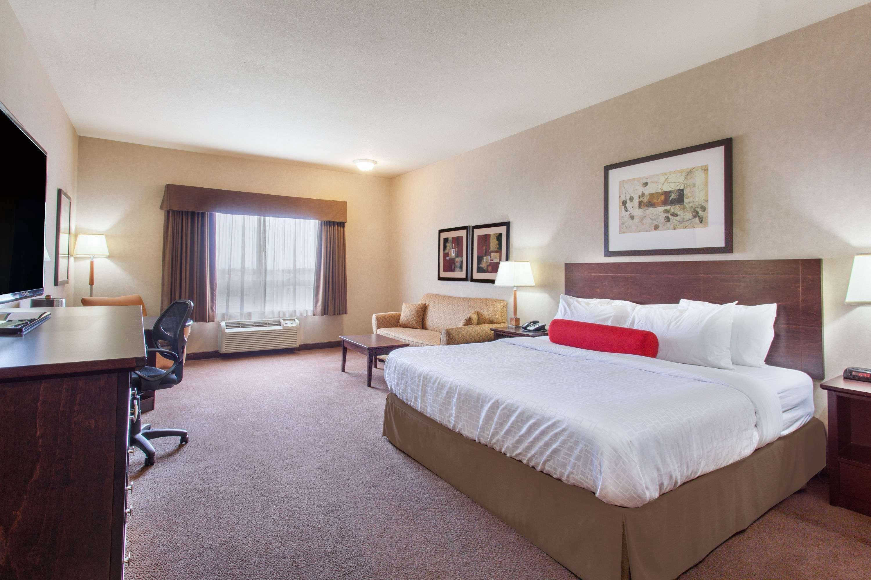 Ramada By Wyndham Camrose Hotel Exterior foto