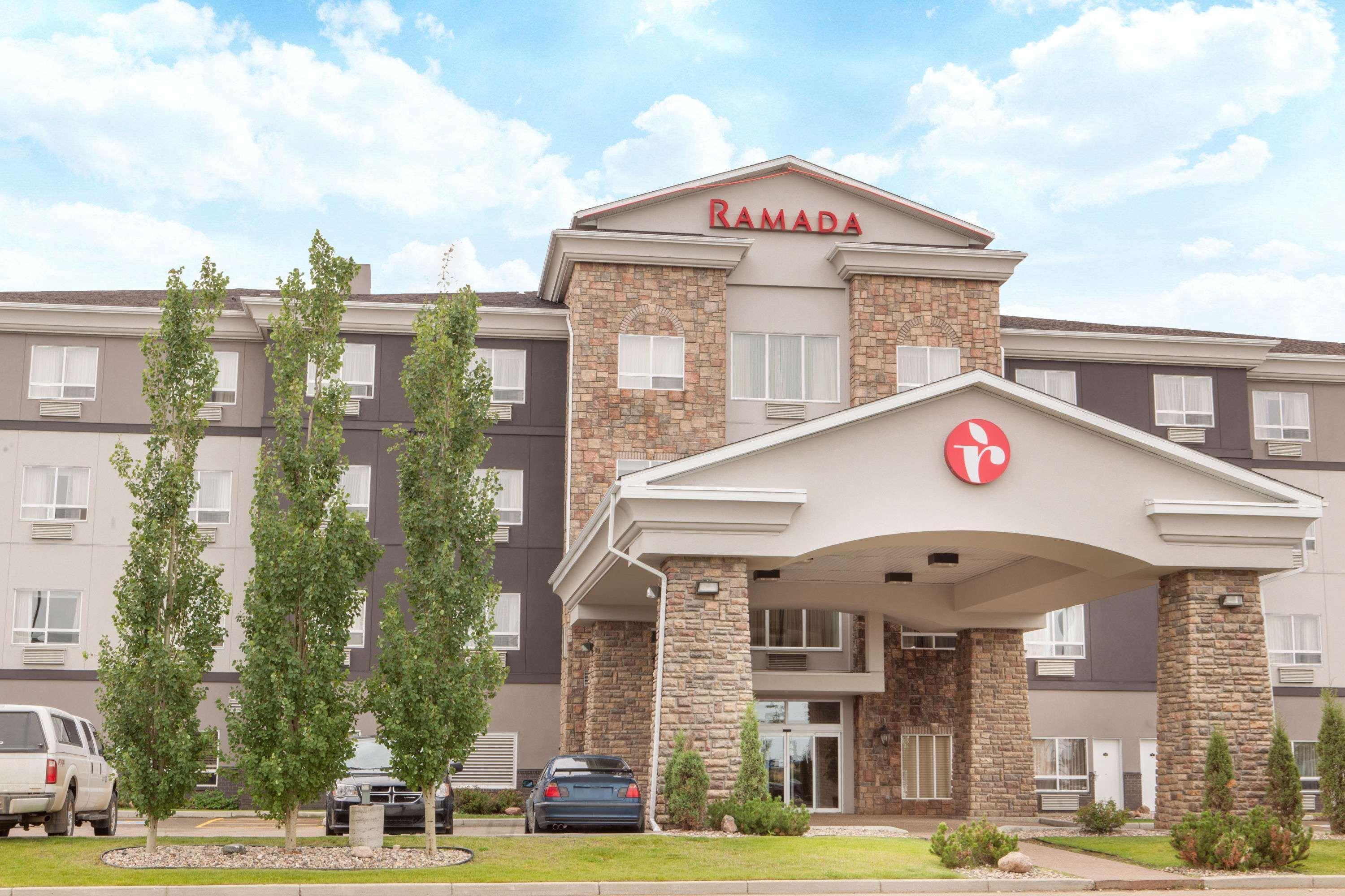 Ramada By Wyndham Camrose Hotel Exterior foto