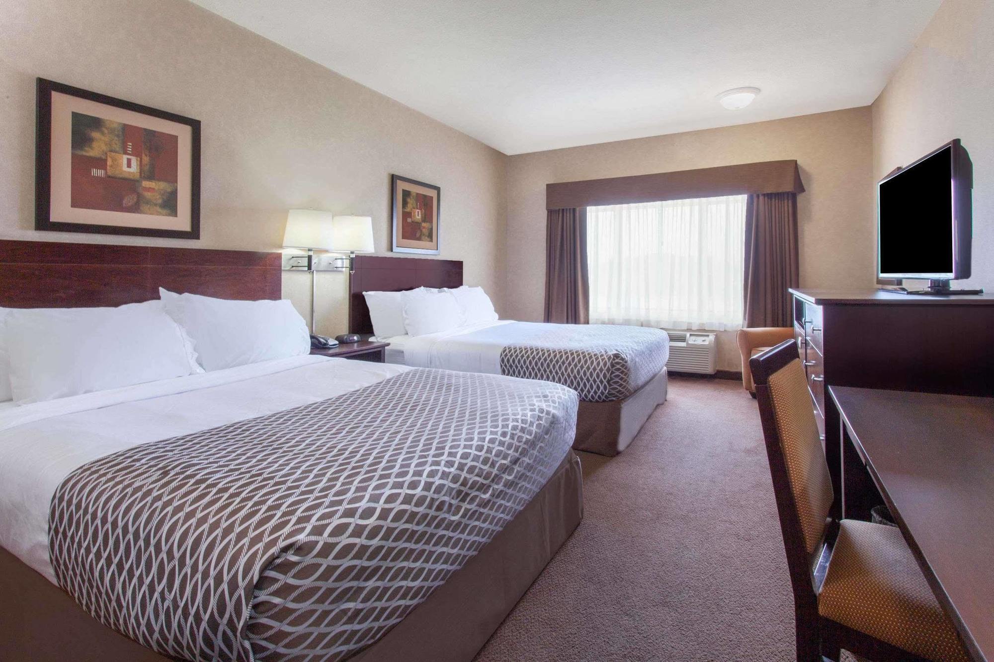 Ramada By Wyndham Camrose Hotel Exterior foto