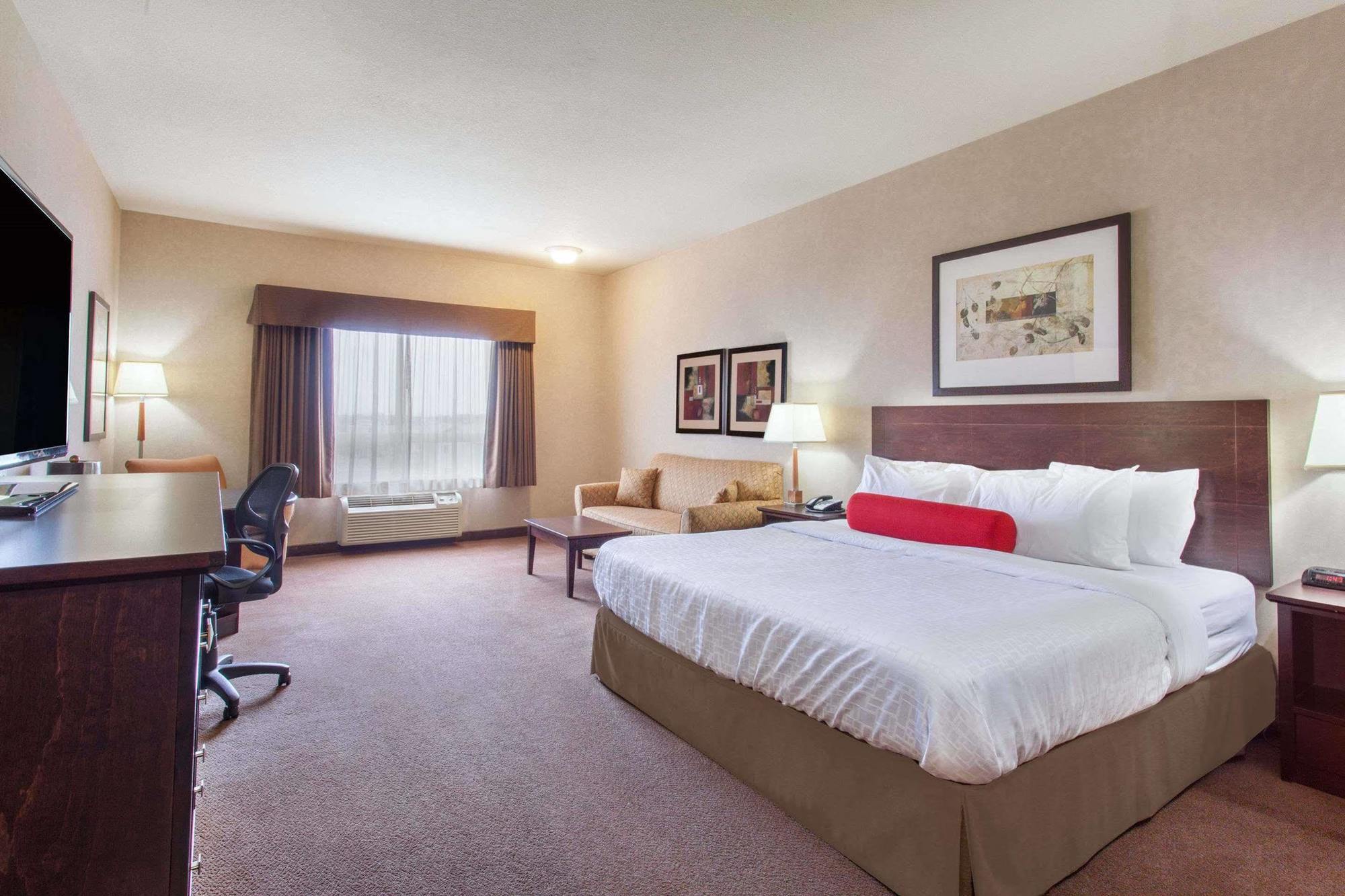 Ramada By Wyndham Camrose Hotel Exterior foto