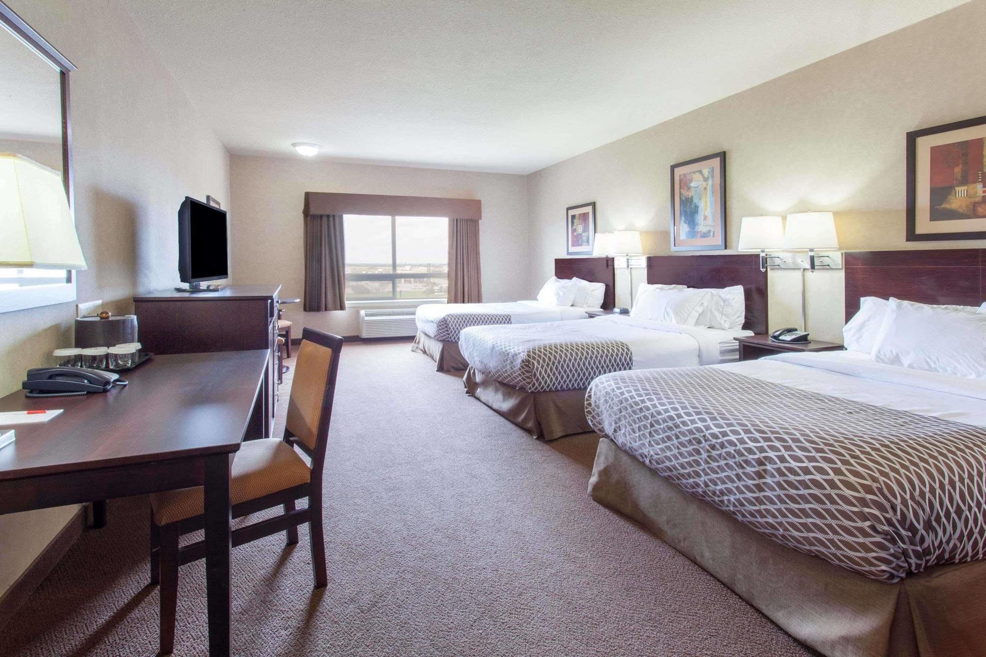 Ramada By Wyndham Camrose Hotel Exterior foto