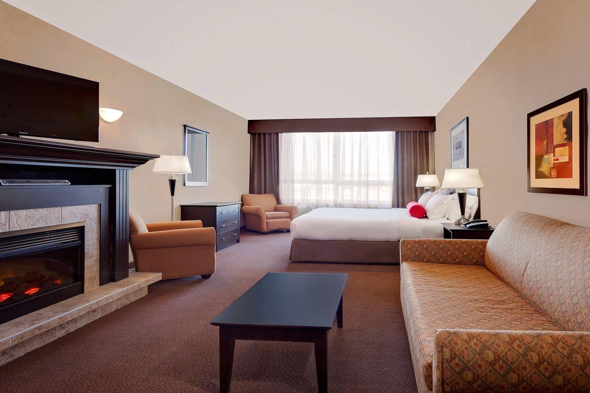 Ramada By Wyndham Camrose Hotel Exterior foto
